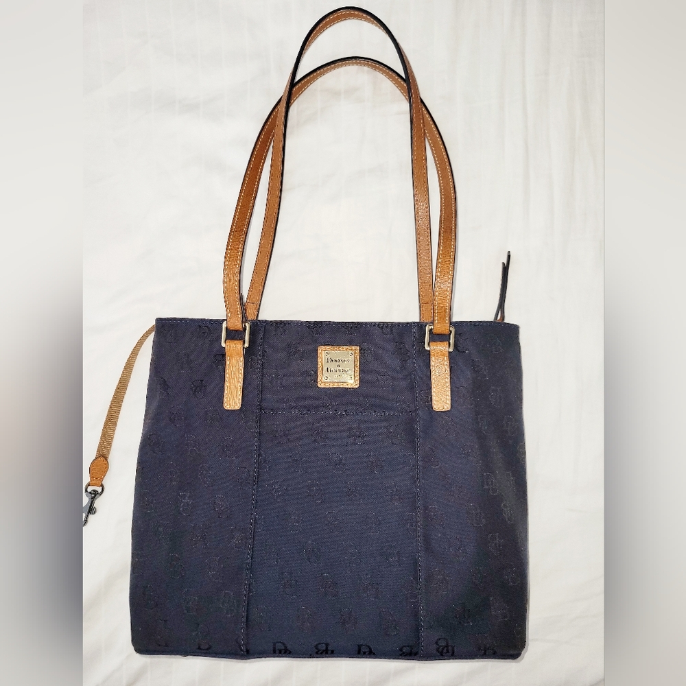 Dooney & Bourke w/dustbag
